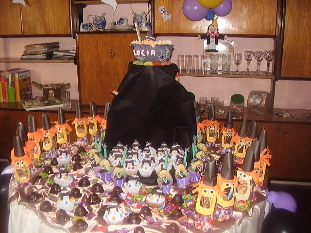 Souvenir de brujita y come come, enviados por Andrea