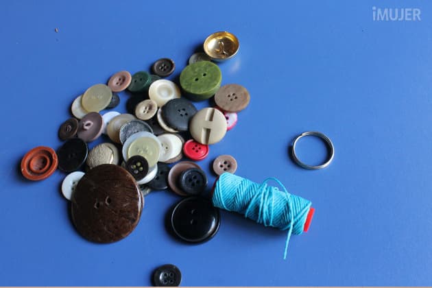 Identificá tus llaves con este colorido llavero de botones