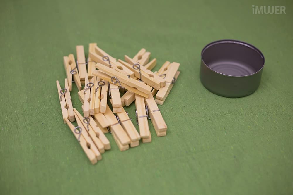 Cómo hacer portavelas con latas y pinzas de ropa