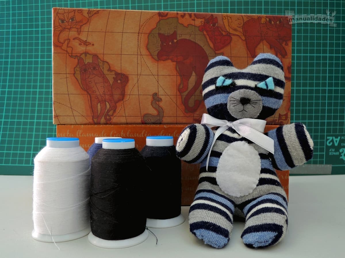 Gatito de calcetines reciclados