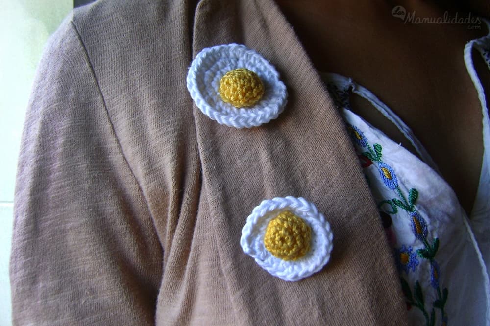 Broche de ganchillo con forma de huevo frito