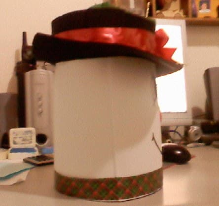 Caja de regalo navideña con forma de muñeco de nieve, enviada por Nicole