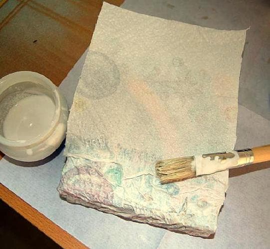 Caja de cartón decorada con papel, enviada por Anabel