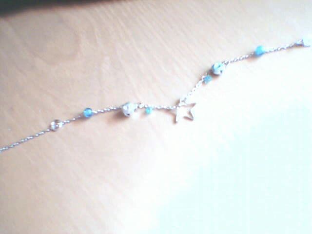 Hermosa pulsera con abalorios, enviada por Allende