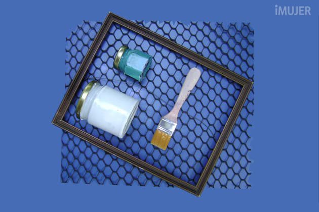 Útil porta aros con un marco reciclado