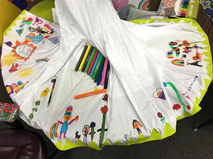 Esta maestra capturó los cariñosos recuerdos de sus alumnos en un vestido