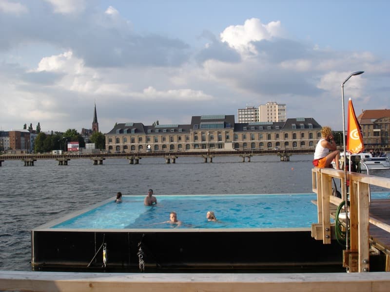 Nadando en la piscina flotante de Berlín