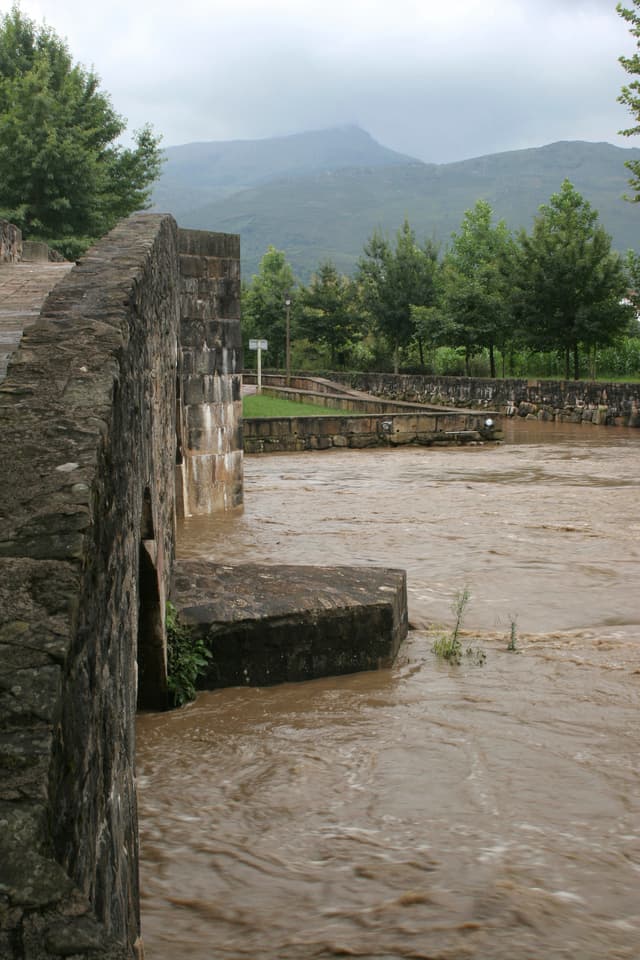 El volcán Larrún y su pequeño tren