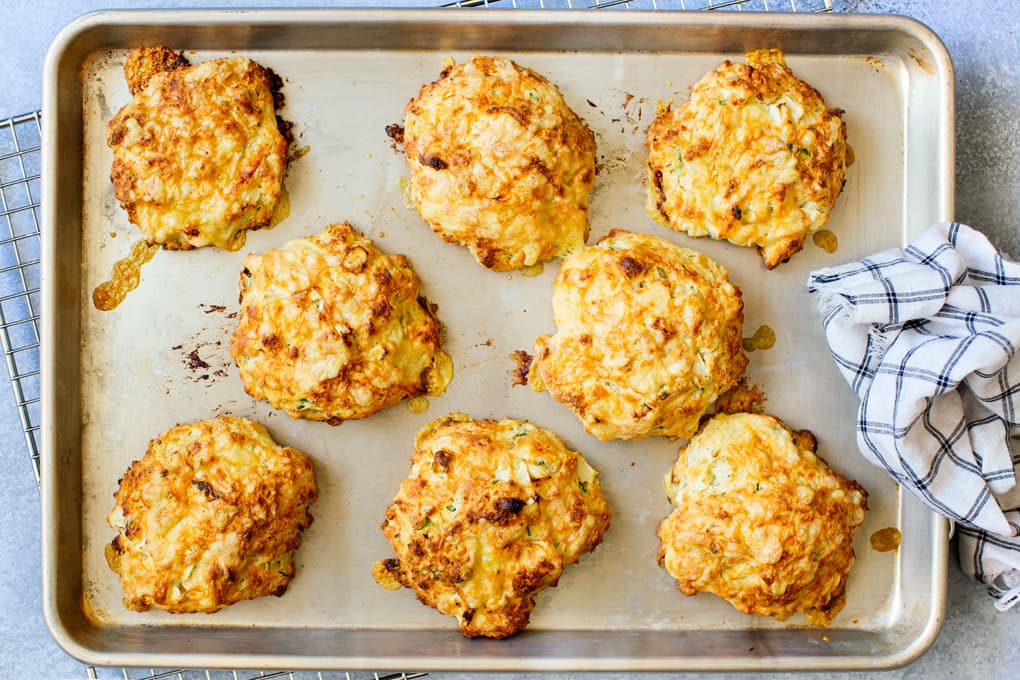 No te pierdas esta deliciosa receta de galletas de manzana y queso cheddar tan deliciosas