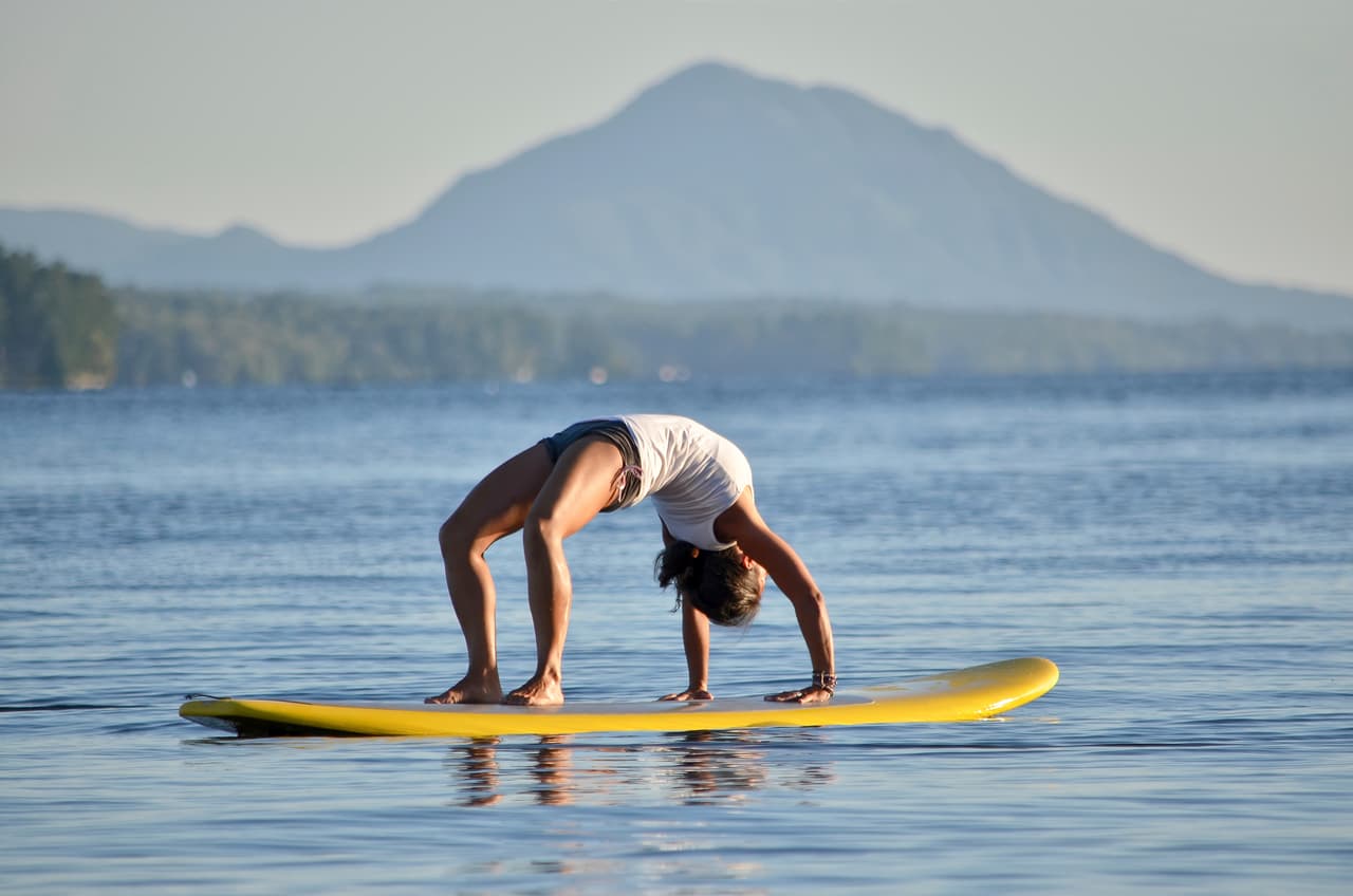 12 poses de yoga paddleboard