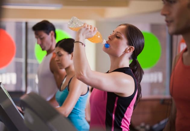 ¿Cómo preparar una bebida isotónica casera?