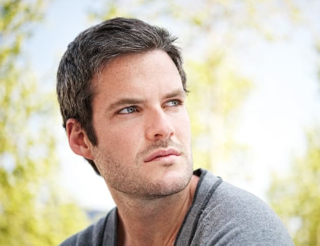 Trucos naturales para combatir las canas prematuras