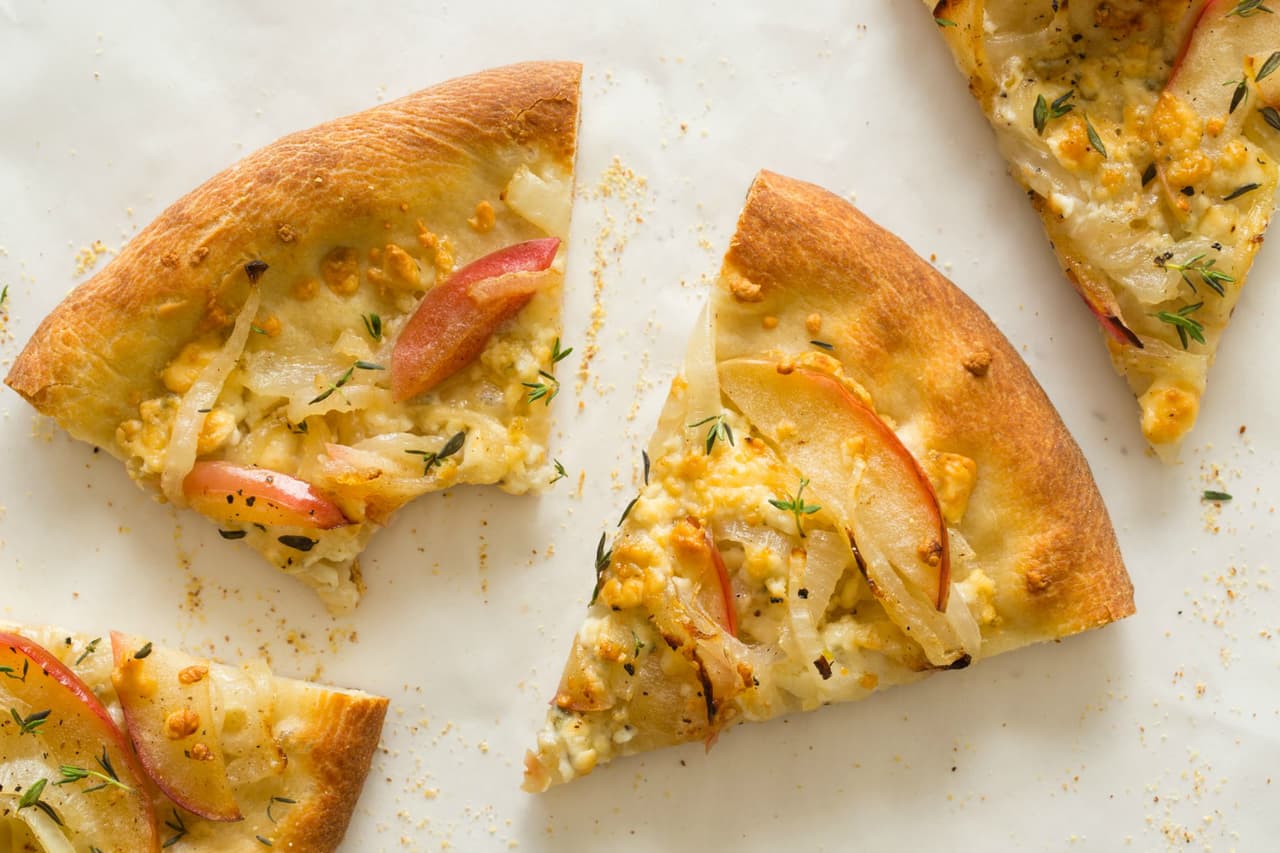 No te puedes perder esta original pizza de manzana y cebolla caramelizada