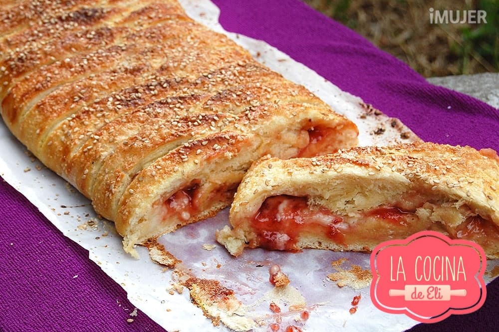 Tentadora trenza de queso crema y mermelada de fresas