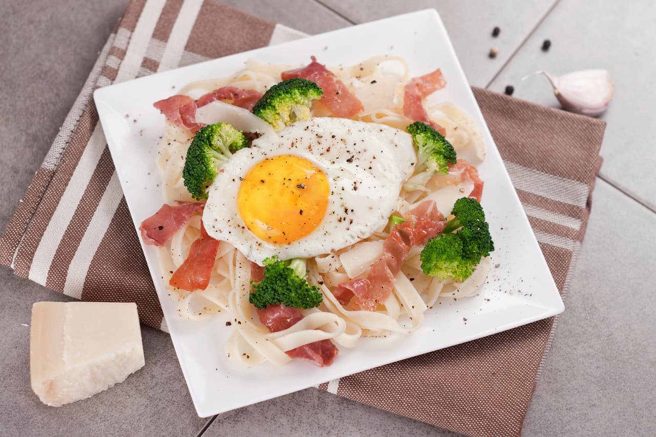 Fáciles y deliciosos tallarines con huevo frito para una cena rápida