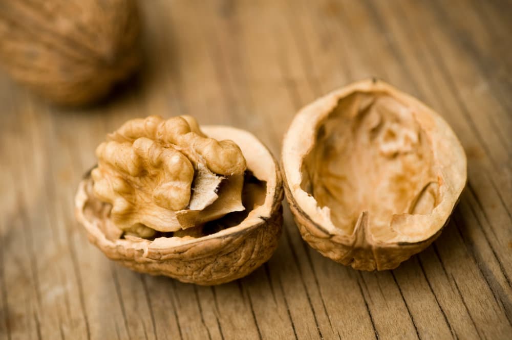 <b>No distingues entre tipos de grasas. </b>Las grasas aportan energía y ácidos grasos esenciales y ayudan a absorber los nutrientes de los alimentos. Lo importante aquí está en sustituir las grasas animales por grasas vegetales como los aceites de oliva o canola, los frutos secos o las semillas.