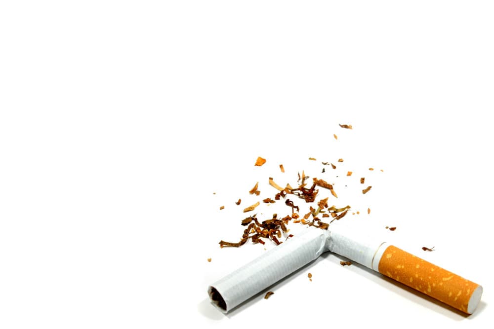 <b>Fumas</b>. El tabaco daña las arterias. También reduce los niveles de colesterol considerados “buenos” y se considera
<a href="https://www.uscjournal.com/articles/menopause-cholesterol-and-cardiovascular-disease-0">uno de los más importantes factores de riesgo cardiovascular </a>en hombres y mujeres.