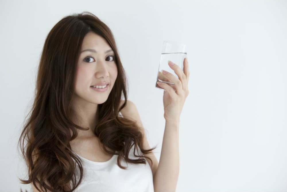 Cuánta agua tomar para bajar de peso