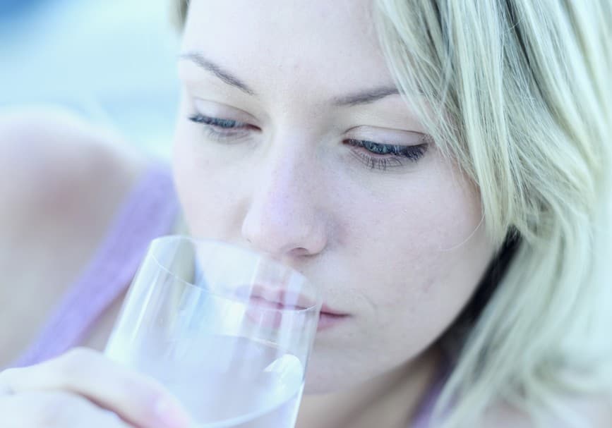 Las consecuencias de tomar agua en exceso