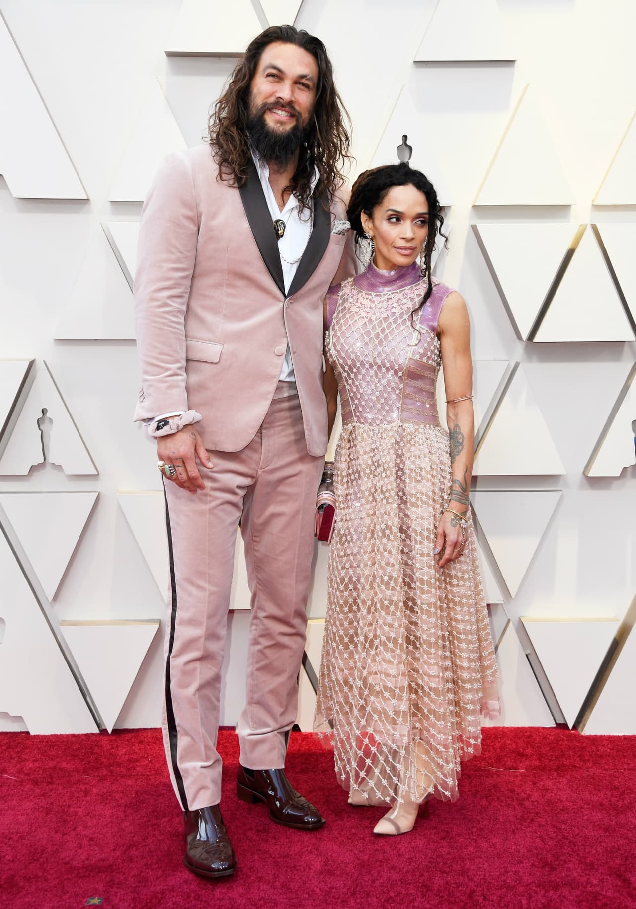 Jason Momoa nos ruboriza con un traje terciopelo rosa para los Premios Oscar, ¡se ve muy sexy!