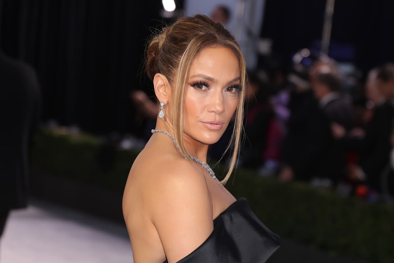 JLo estrenó look y es perfecto si ya te aburriste del pelo lacio y quieres algo más arriesgado