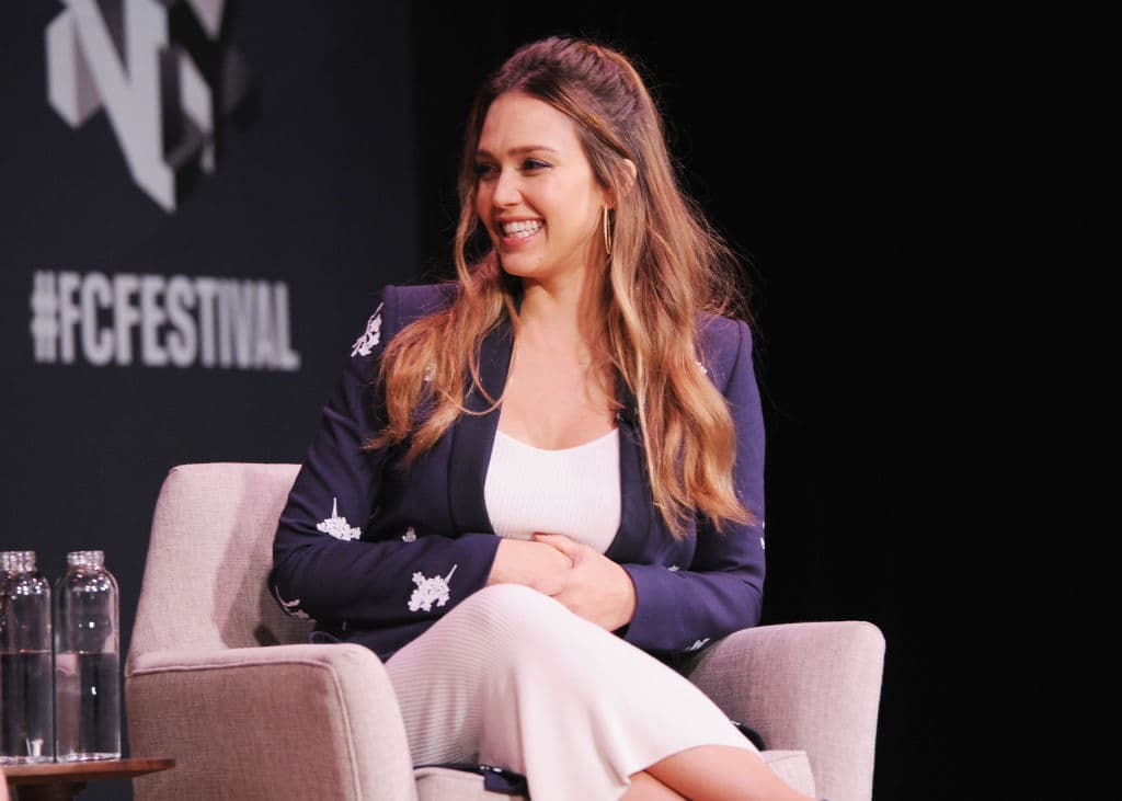 Jessica Alba publicó una foto amamantando e inspiró a más mujeres a hacer lo mismo