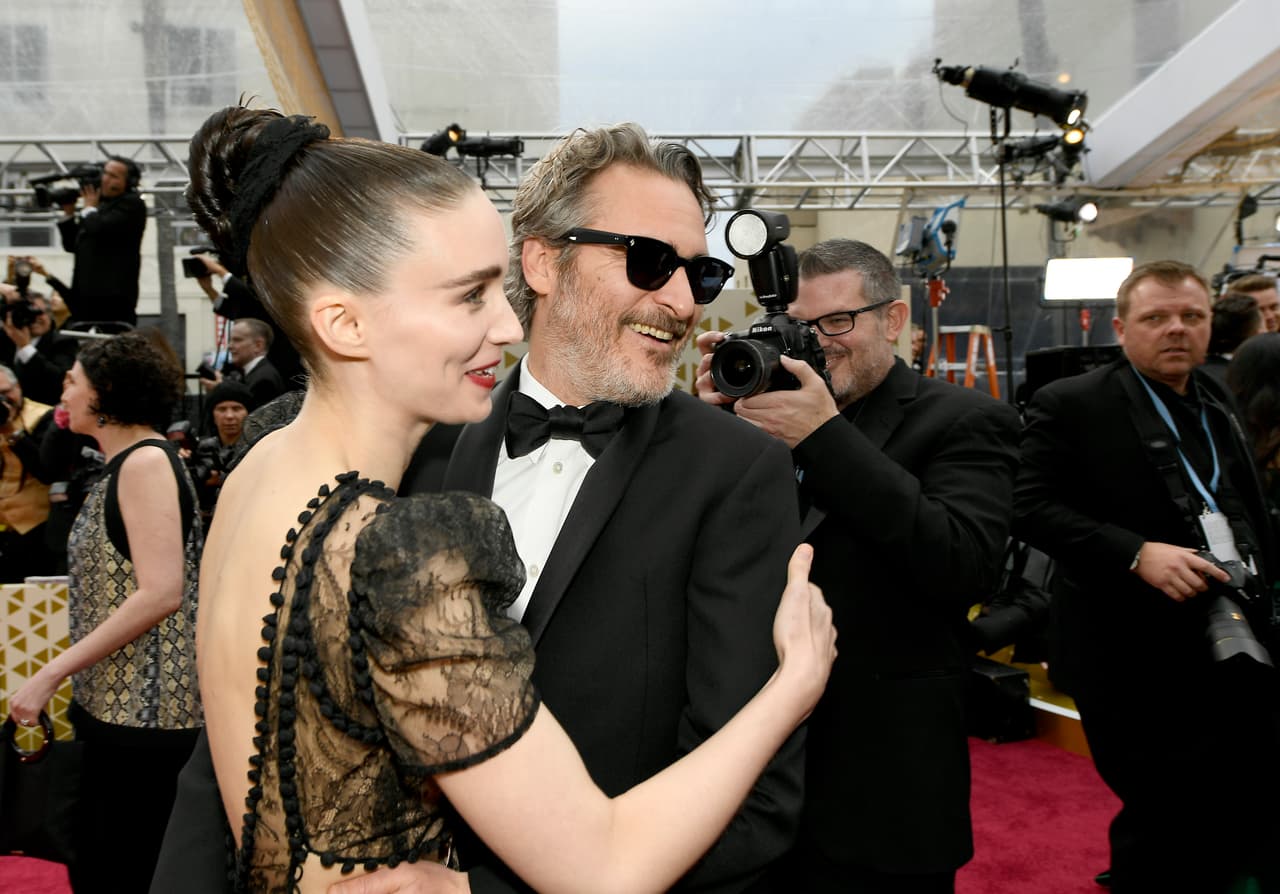 ¿Rooney Mara y Joaquin Phoenix esperan su primer bebé? Las pistas están en el aire
