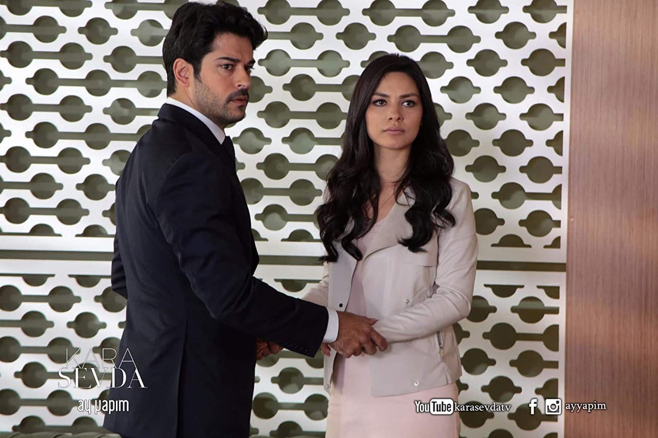 El actor turco Burak Özçivit tiene un doble: es igualito a Kemal de 'Amor eterno'