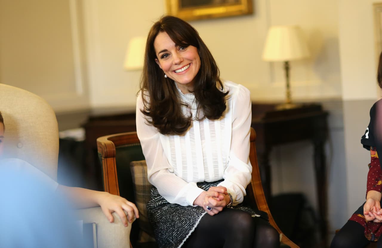Kate Middleton mostró que un blazer con playera blanca y jeans es perfecto para la oficina