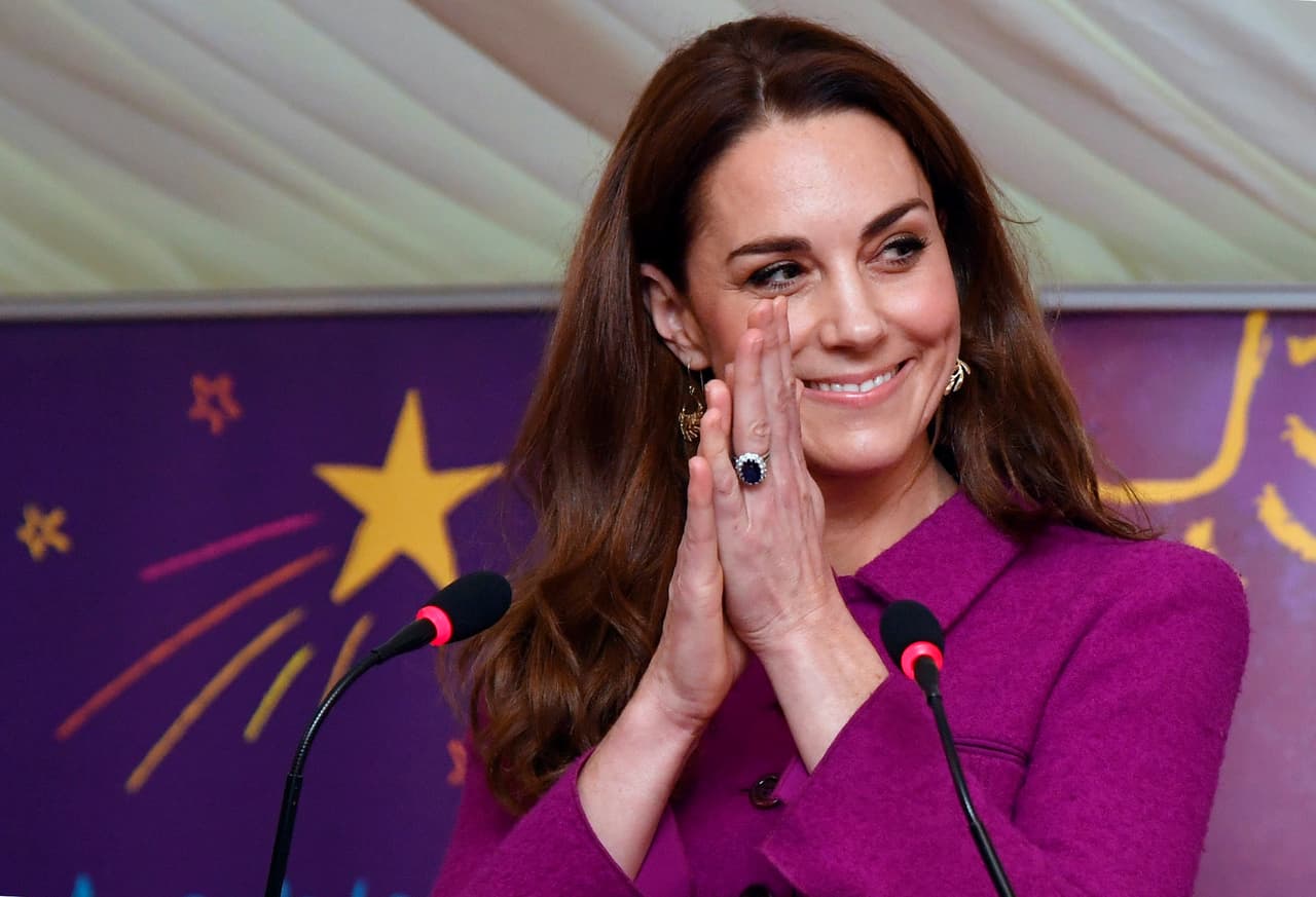 Kate Middleton siempre usa el bolso del lado izquierdo y la razón es muy lógica (no es zurda)