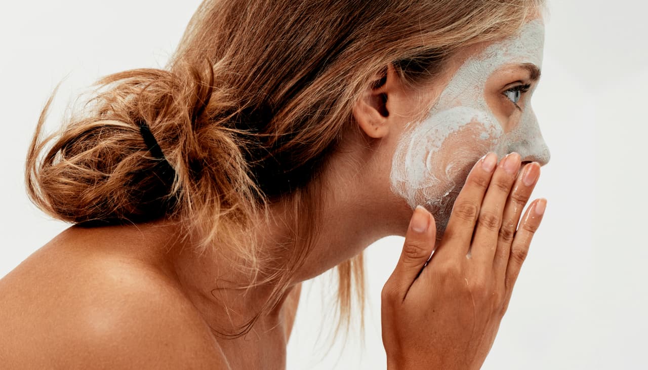 4 productos de skincare que un dermatólogo jamás recomendaría (aunque estén de moda)