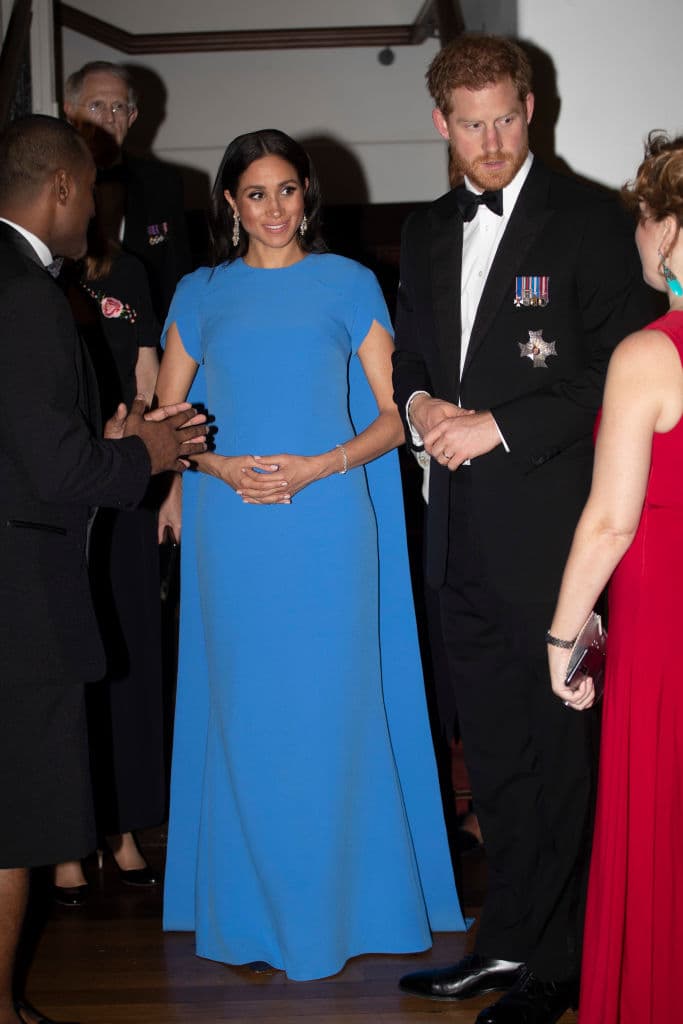 Meghan Markle lució su pancita con un deslumbrante vestido azul: amarás el detalle de la capa