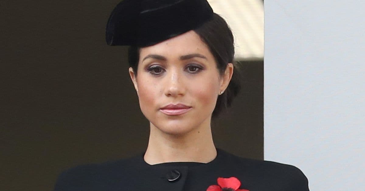 Meghan Markle deslumbró con un vestido púrpura perfecto para las pieles morenas