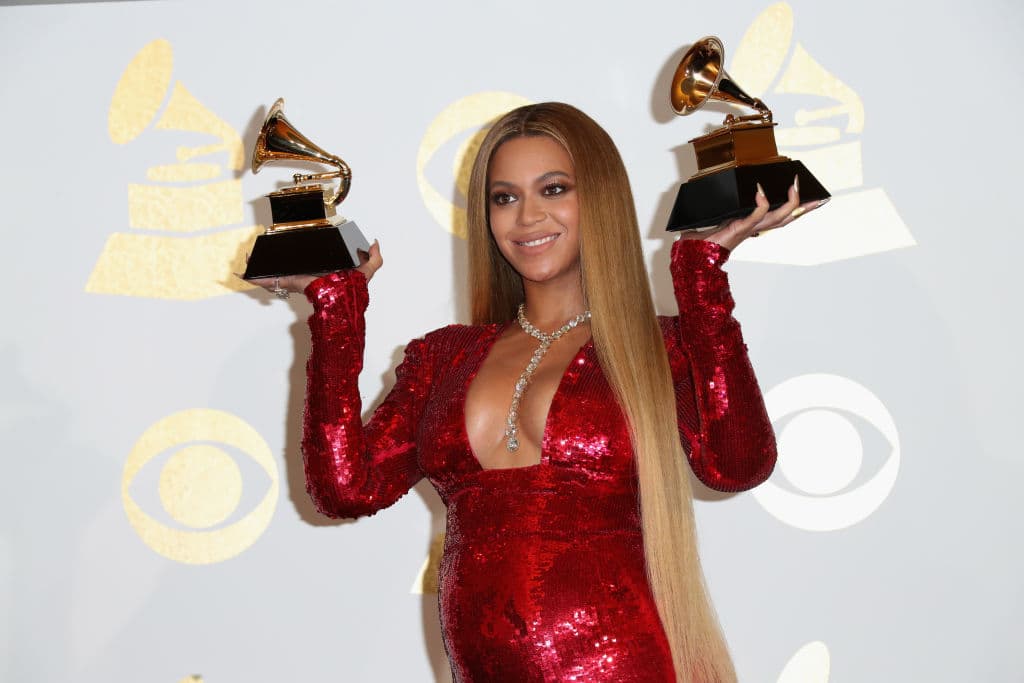 Los 13 looks de los Grammys que se adueñaron de la Alfombra Roja