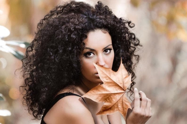 No secar con toalla y otras 14 cosas que puedes hacer para cuidar tu cabello chino u ondulado