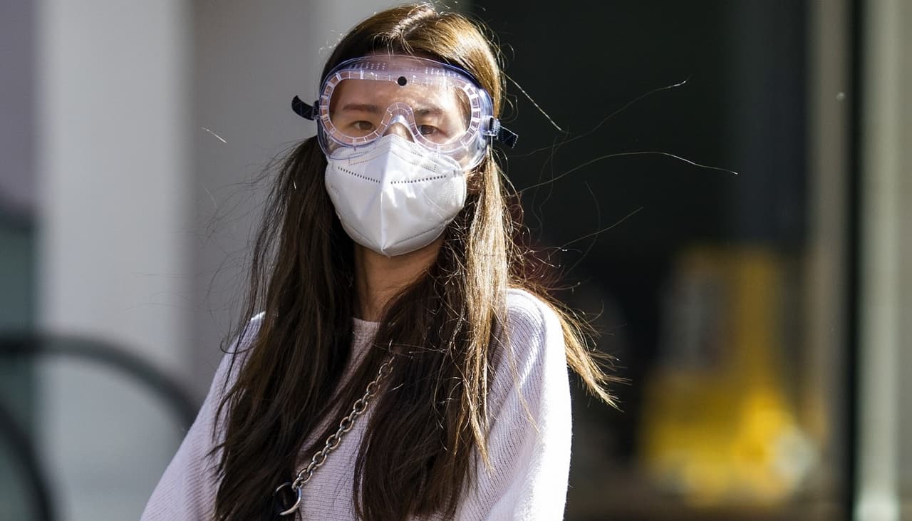 ¿Por qué hay personas usando mascarillas de cobre para protegerse del coronavirus?