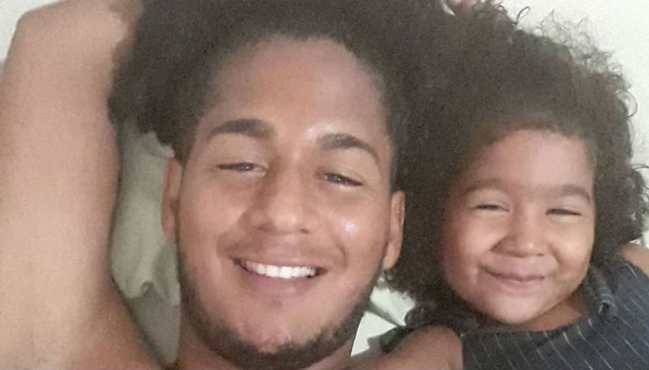 Una niña pide una muñeca de pelo rizado y su padre crea la más linda de todas para ella