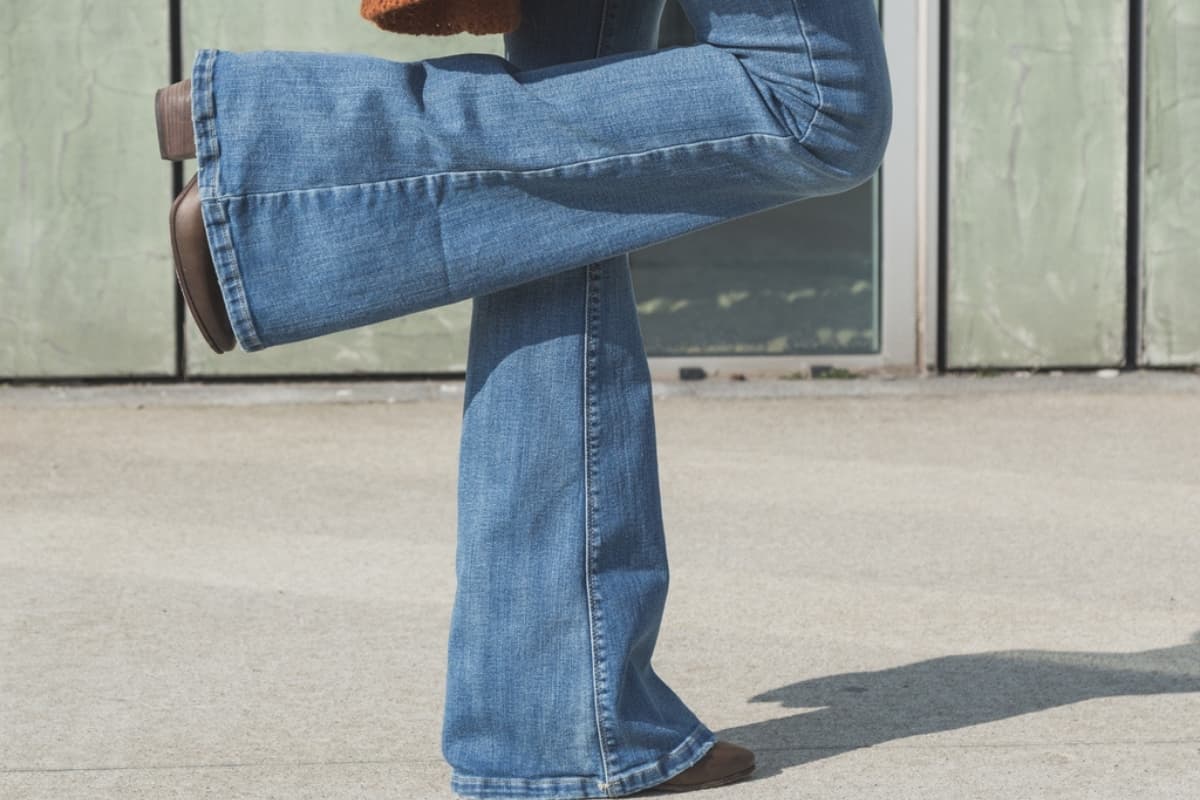 Los pantalones acampanados regresaron: estilizan tu figura si los combinas correctamente