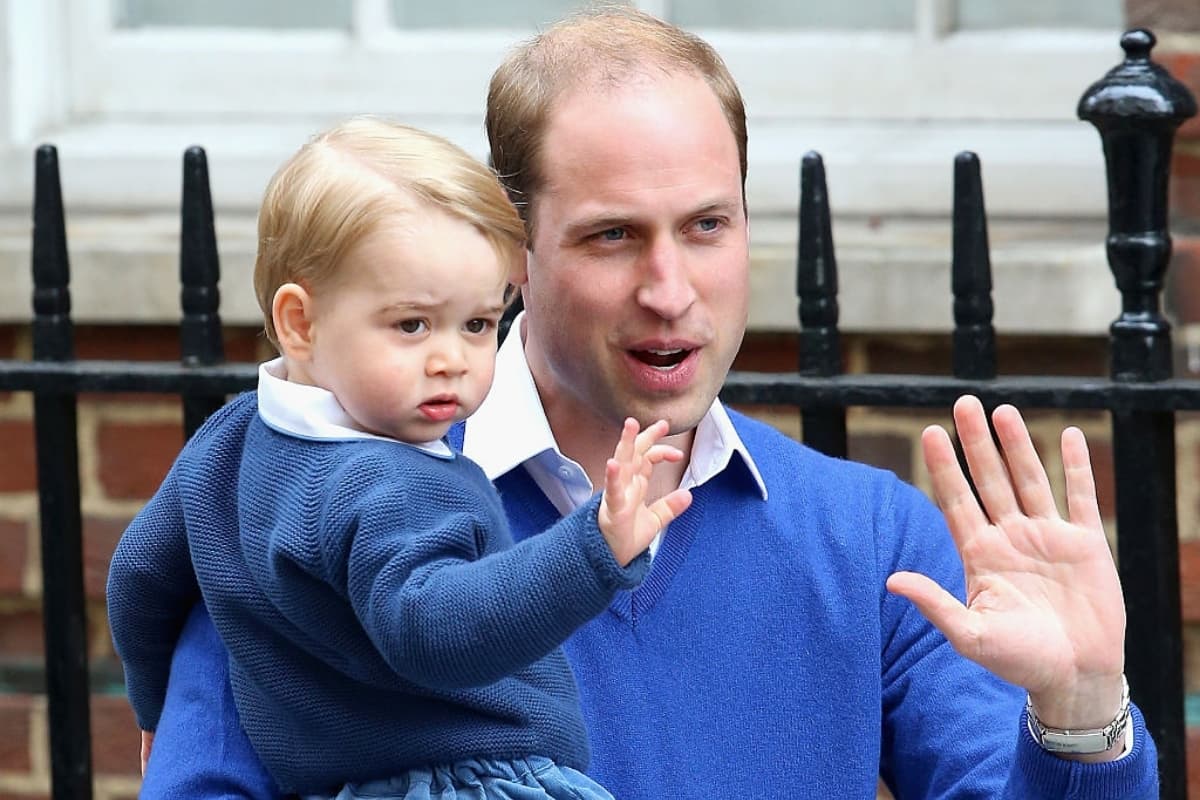 El príncipe George rompió el protocolo y abrazó a sus padres en un lugar público: fue hermoso