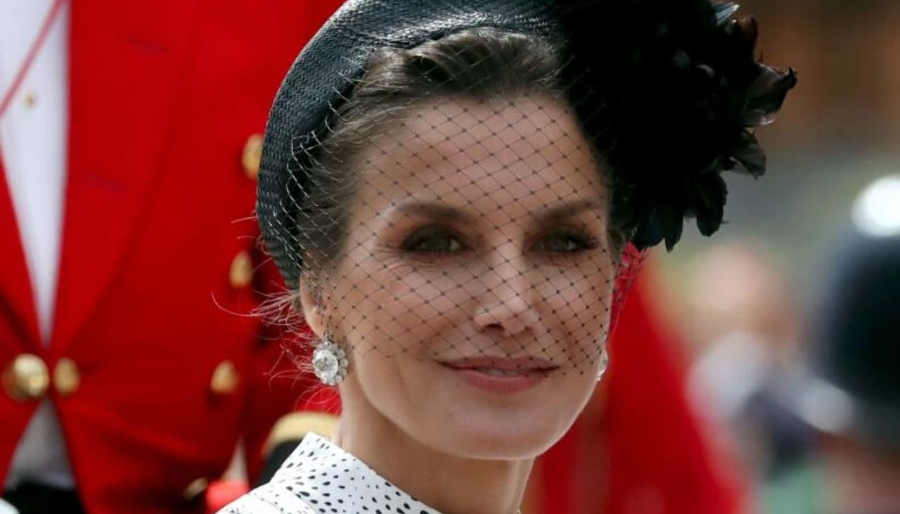La reina Letizia encontró el tipo de blazer que te sacará de apuros en cualquier evento formal