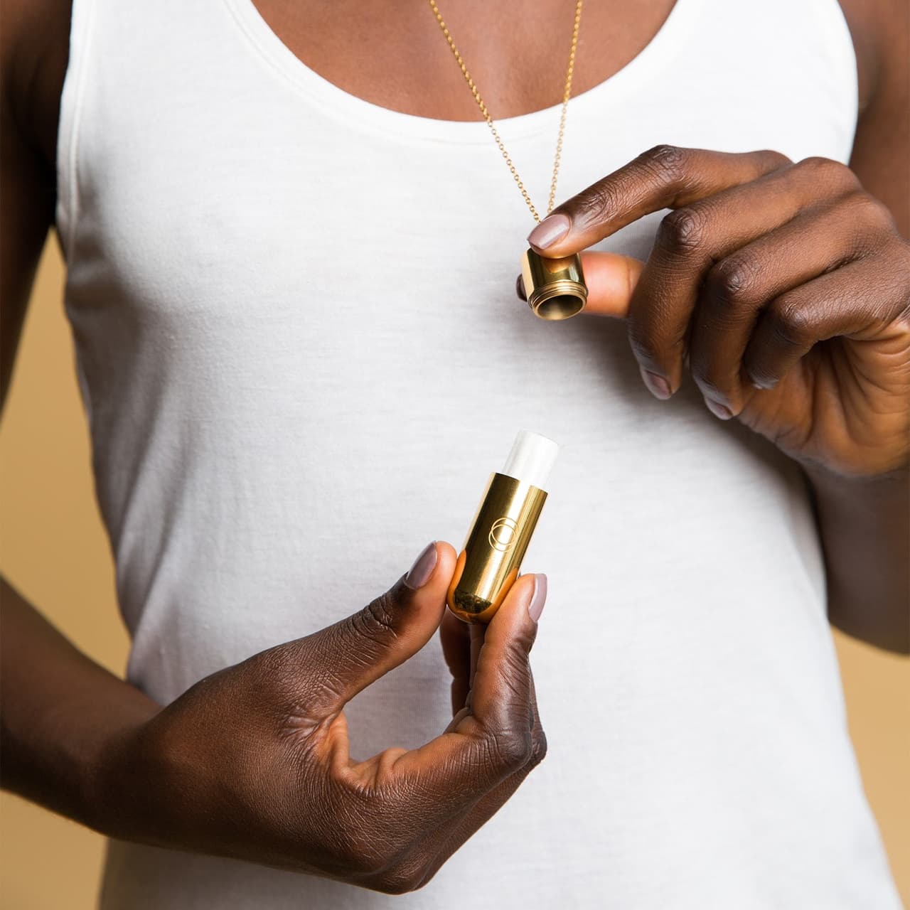 ¿Un collar para llevar tu tampón en el cuello? Es extraño, pero te inspirará