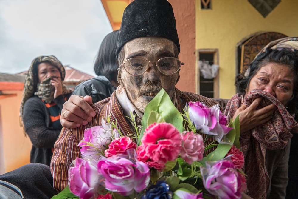 Ver para creer: en esta región de Indonesia los vivos conviven con los muertos