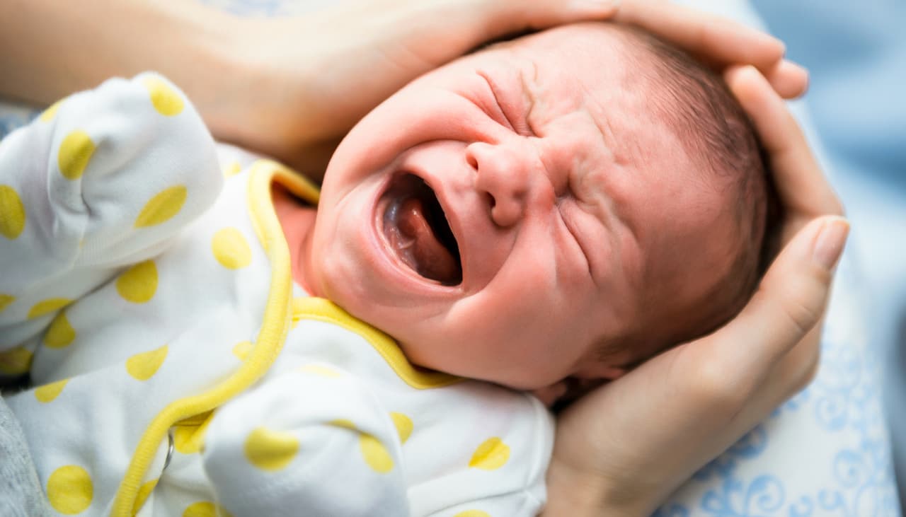 Bebê está com fome ou sono? 6 sinais corporais da criança dão a resposta