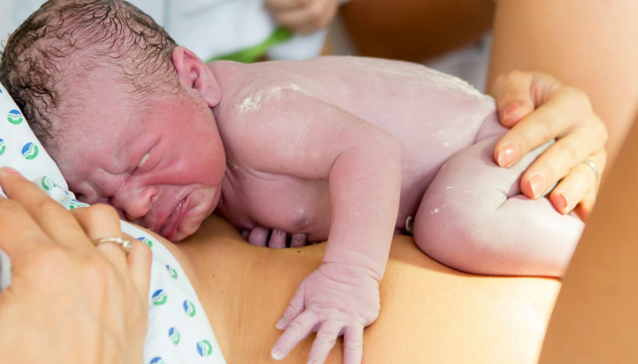 Contato pele a pele com a mãe pode salvar bebê prematuros, mostra estudo