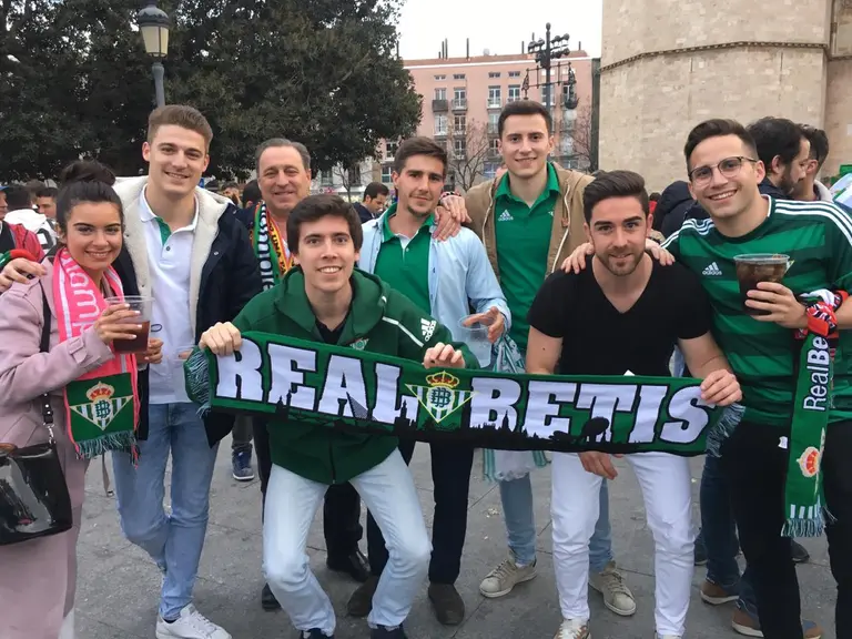 Los hinchas del Betis se tomaron la casa de Valencia con el sueño de la Copa del Rey