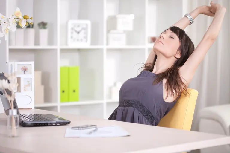 Consejos para sentarse correctamente delante de la mesa de trabajo ...
