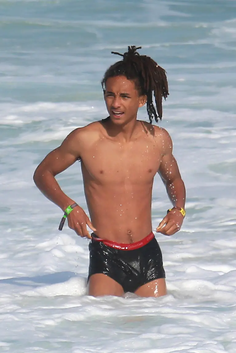 Jaden Smith luce sus 'abs' en Brasil | Univision Famosos | Univision, image size:768x1149