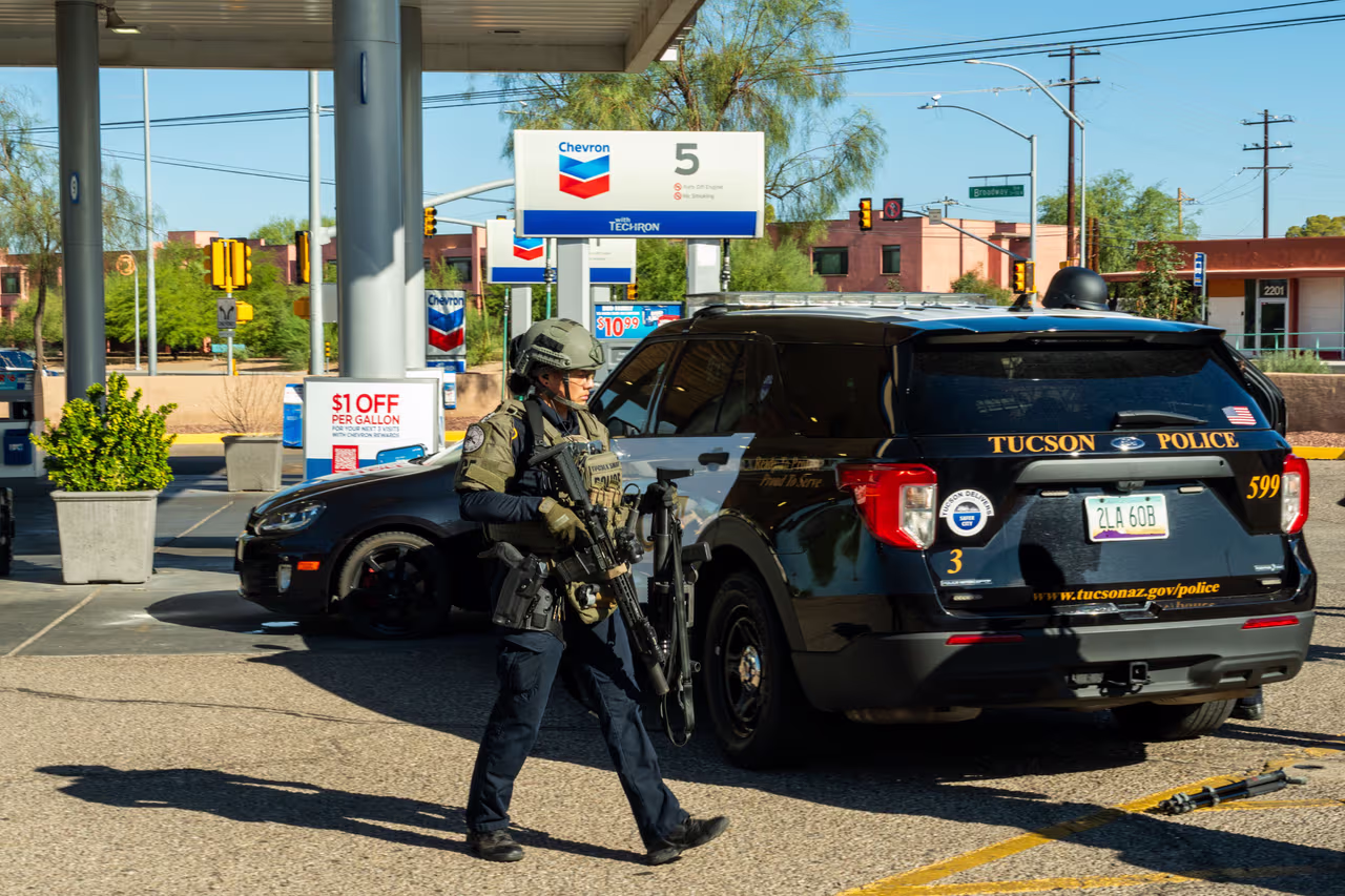 Hombre armado se atrinchera en Tucson y provoca movilización de SWAT ...