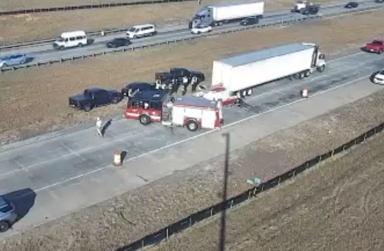 Choque de tres vehículos en la SR 316 en Lawrenceville deja a una