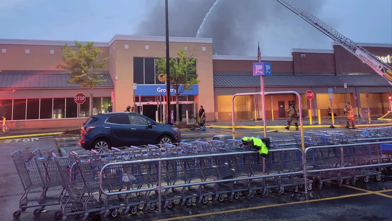 Tres oficiales son hospitalizados en un incendio en un Walmart sobre la ...